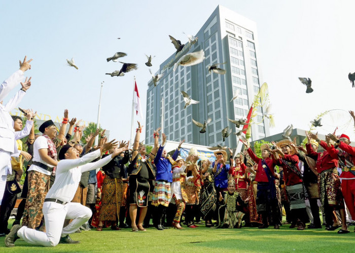 Pelepasan 300 Merpati hingga Tari Kontemporer, Begini Semarak HUT ke-81 RI di Grand Mercure Malang Mirama
