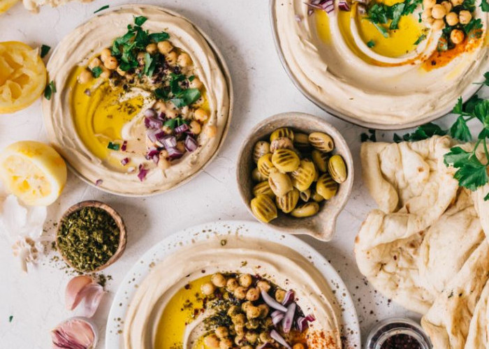 Masih Momen Hari Hummus Sedunia, Ini 9 Cara Menyantap Hummus yang Kreatif dan Lezat!