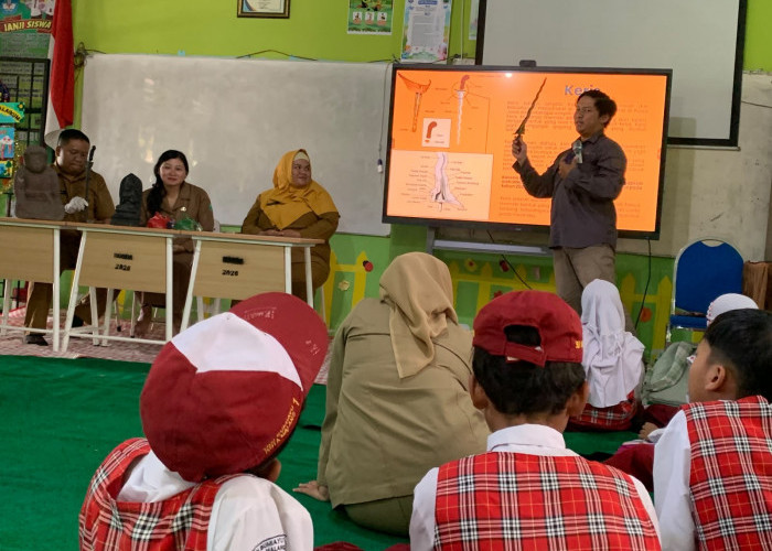 Museum Keliling Kota Malang Kenalkan Topeng Panji dan Keris kepada Siswa SDN Bumiayu 1