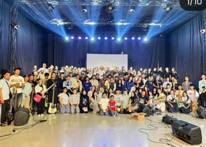 125 Musisi Kota Batu Iringi Cak Nur Bernyanyi dalam Sinergi Musisi untuk HUT ke-25 Kota Batu
