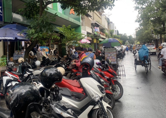 Jelang Waktu Berbuka, Warga Serbu Takjil di Kawasan Pasar Besar Klojen