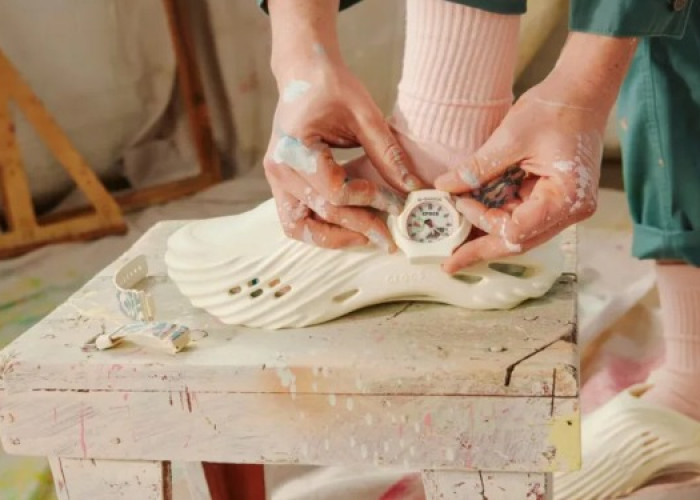 Crocs Kembali Buat Gebrakan! Kali Ini Kolaborasi Dengan G-Shock, Sepatu dan Jam Tangan jadi Satu