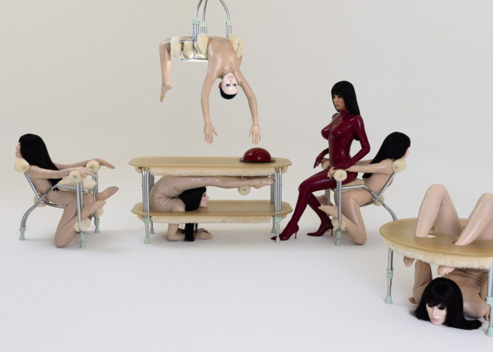 Meubel 'Berbahan' Tubuh Perempuan Bikin Instalasi Bio Pop ala Desainer Bianca Censori Memukau