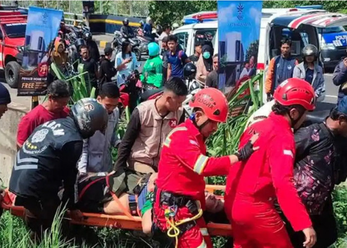 Mahasiswa UMM dan Motornya Jatuh dari Jembatan Tunggulmas Sedalam 15 Meter, Diduga Mengantuk