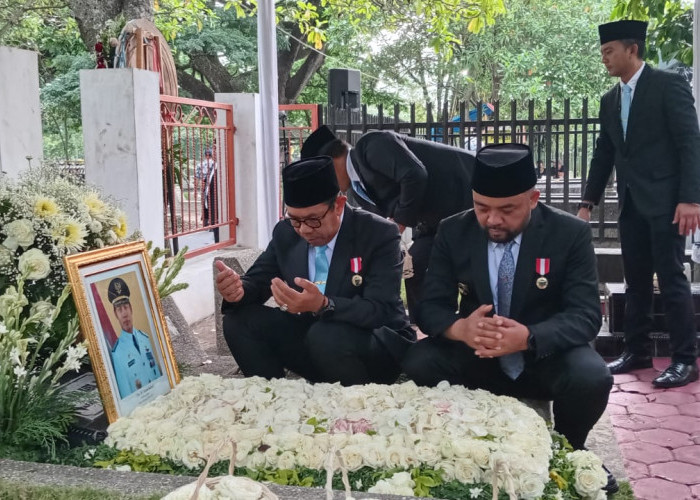 Wali Kota Batu Pimpin Pejabat Kota Batu Ziarah ke Makam Imam Kabul