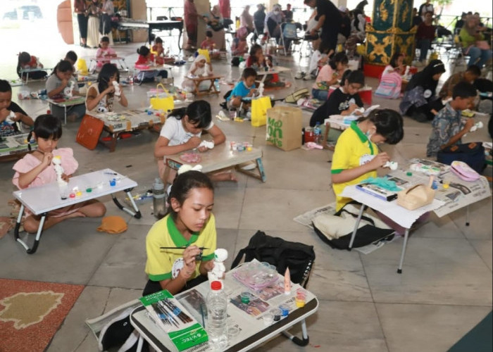 Anak-Anak Lomba Melukis Topeng Malangan di Pendapa Kabupaten Malang