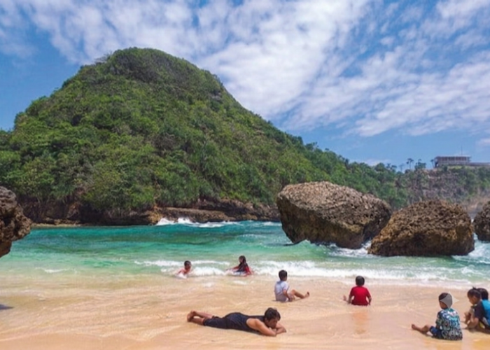 Liburan di Malang: Pantai Watu Leter Juga Cocok untuk Berburu Kuliner Pesisir, Ikan Bakarnya Joss!