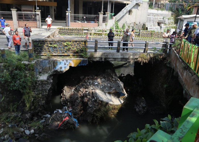 Rusak Parah Tergerus Air, Jembatan Simpang Sulfat Utara Ditutup Sementara