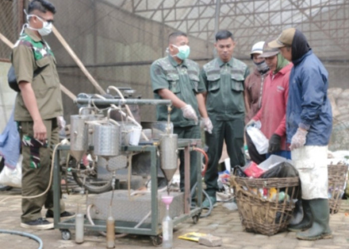 Pemdes Tulungrejo Ubah Sampah Plastik Jadi Bahan Bakar Cair, Pakai Alat Buatan Poltekad  