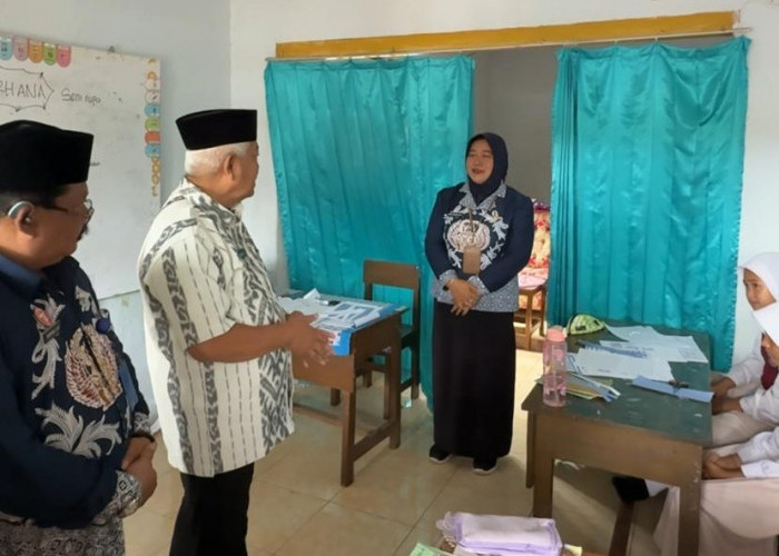 Bupati Sanusi Tinjau Lokasi Sekolah Roboh dan Salurkan Bantuan di Kecamatan Kalipare