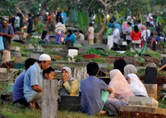 Ribuan Warga Padati TPU Polehan saat Ziarah Lebaran, Sempat Picu Kemacetan Panjang