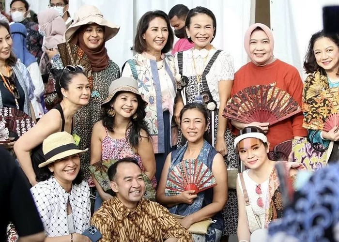 Dari Formal ke Casual, Begini 9 Cara Anak Muda Bikin Batik Tetap Stylish