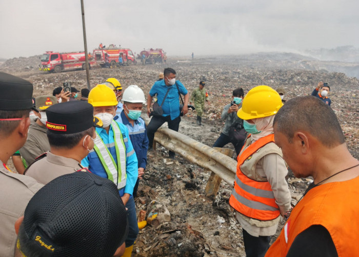 Khofifah Ingatkan Bahaya Bara Tersembunyi di Kebakaran TPA Supit Urang