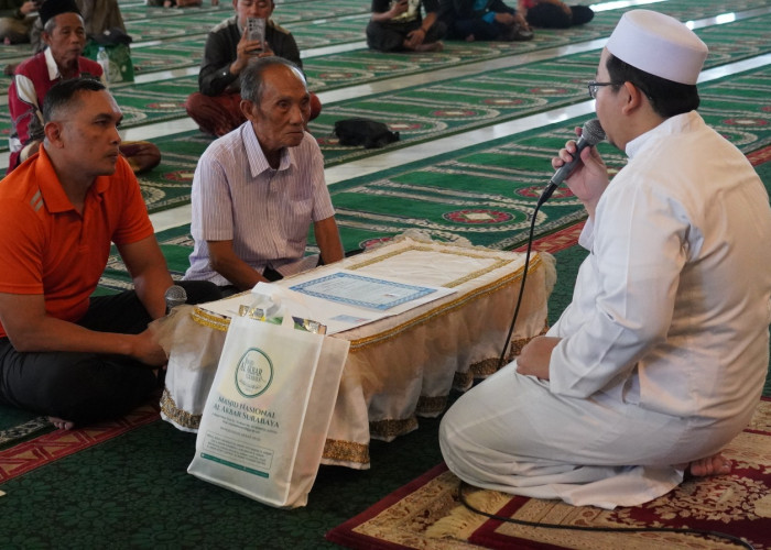 Pendeta Usia 77 Tahun Asal NTB Bersyahadat di Masjid Al Akbar Surabaya