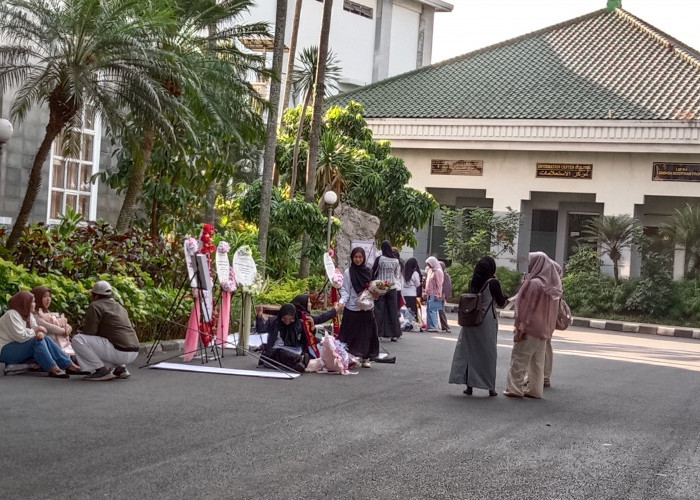 Trend Euforia Pasca-Sidang Tugas Akhir Mahasiswa Kini: Buat 