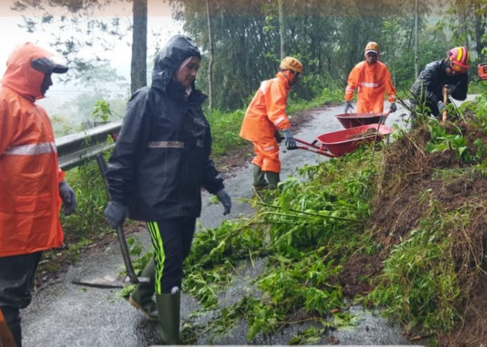 Tanah Longsor di Gunungsari Sempat Tutup Jalan Antardusun, Air Juga Masuk Lima Ruang Kelas SDN  