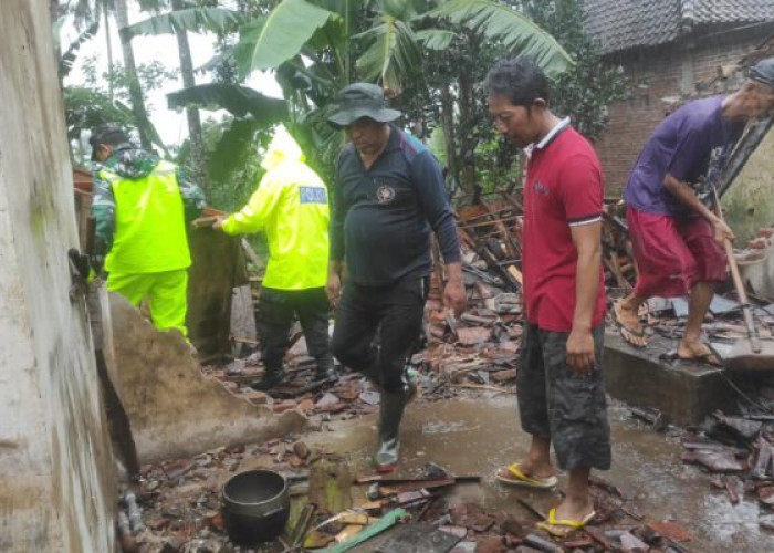 Koramil Dampit Bantu Warga Dampit yang Rumahnya Roboh