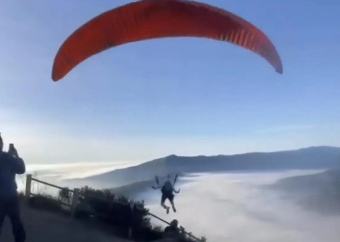 Viral Video Ada yang Paralayang di Atas Kawasan Tengger, Pihak BB TNBTS Tegaskan Tetap Dilarang!
