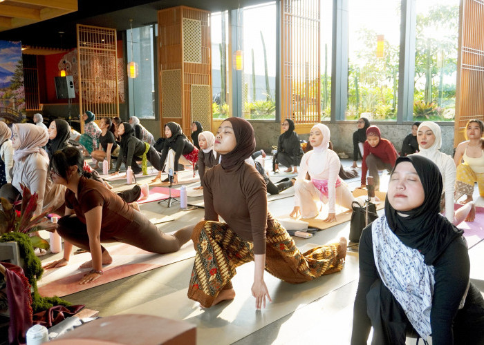 Grand Mercure Malang Mirama dan Het Yoga Studio Rayakan Hari Batik dengan Latihan Yoga Berbusana Batik 