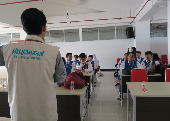 SMA HelloMotion Malang Berbagi Inspirasi tentang Dunia Kreatif ke Siswa SMP Insan Amanah