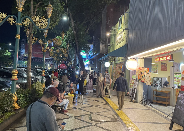 Hujan Tak Hentikan Antusiasme Pengunjung Nikmati Malam Minggu di Kayutangan Malang