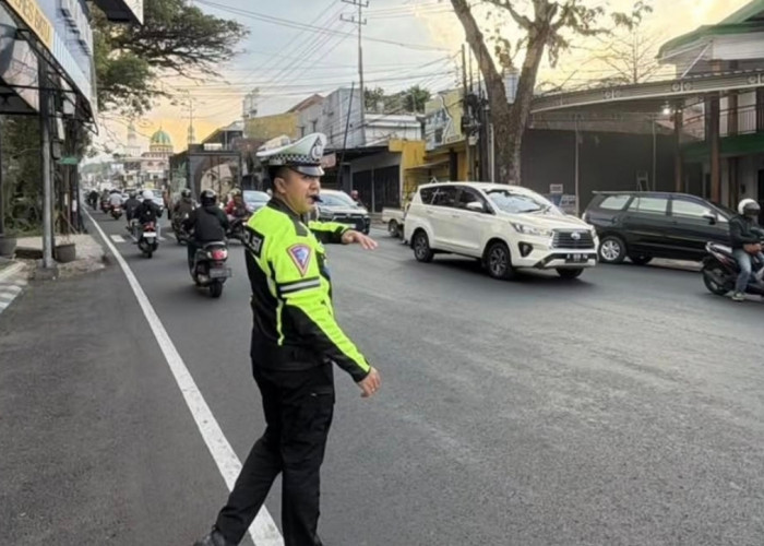 Volume Kendaraan Naik 30-40% saat Liburan di Kota Batu, Personel Tambahan Urai Kepadatan Lalu Lintas