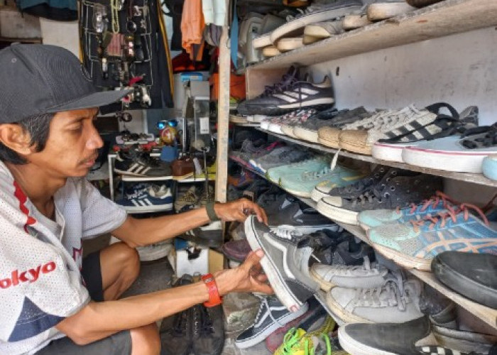 Thrifting di Pasar Comboran Malang Bergeser, Sepatu Bekas Kini Lebih Diburu daripada Jaket