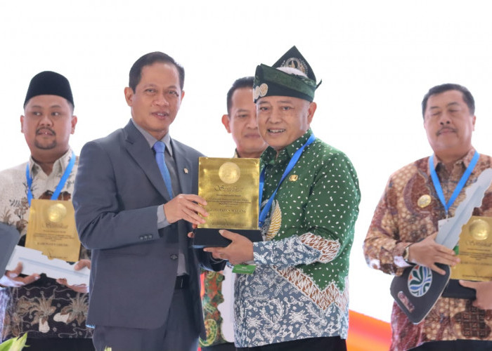 Kabupaten Malang Raih Penghargaan ‘Menuju Kabupaten Bersih’ dari KLH RI