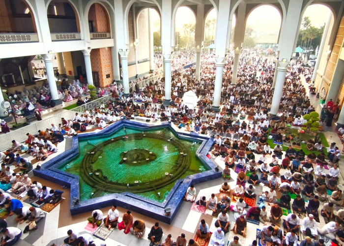 50 Ribu Jemaah Ikuti Salat Id di Masjid Al Akbar Surabaya, Khatib Ajak Jadi Muslim Berdampak