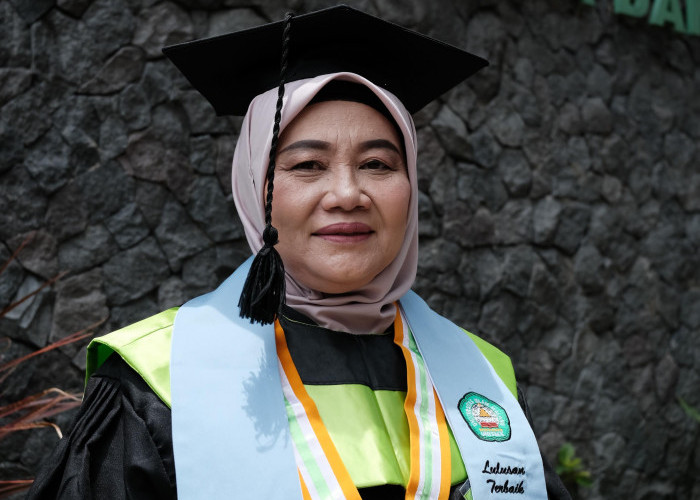 Ulfah Hayati Muzayanah, Wisudawan Terbaik Unisma Jenjang Doktoral yang Juga Guru Teladan Nasional