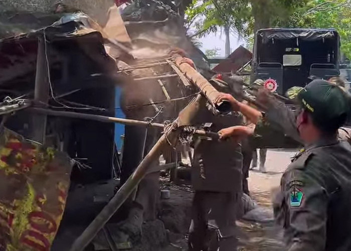 Sudah Tiga Kali Diperingatkan, Satpol PP Bongkar Bedak di Atas Fasum Mayjen Sungkono