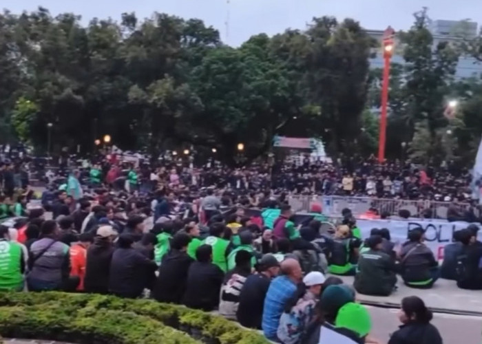 Aksi Solidaritas Ojol di Malang, Long March, Doa Bersama, dan Bagi 1.000 Bunga Putih