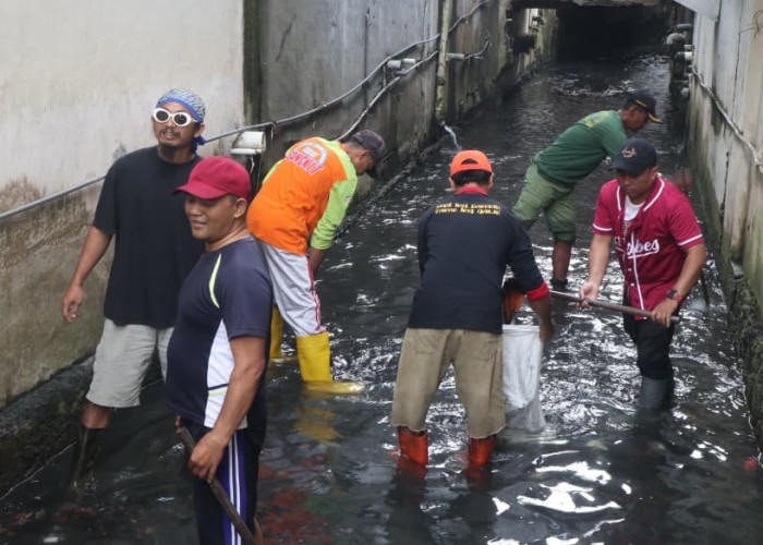 5 Truk Sampah Hambat Drainase, Wali Kota Malang Instruksikan Kerja Bakti Massal