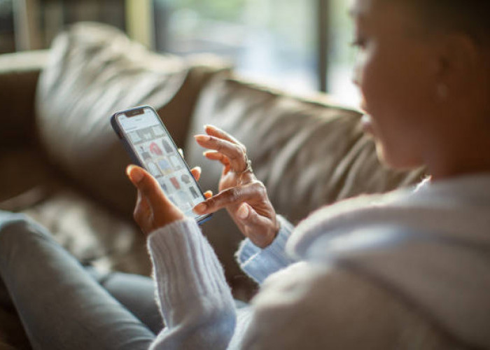 9 Hal Penting Doomscrolling: Kebiasaan Scroll Tanpa Henti yang Menggerus Kesehatan Mental Gen Z 