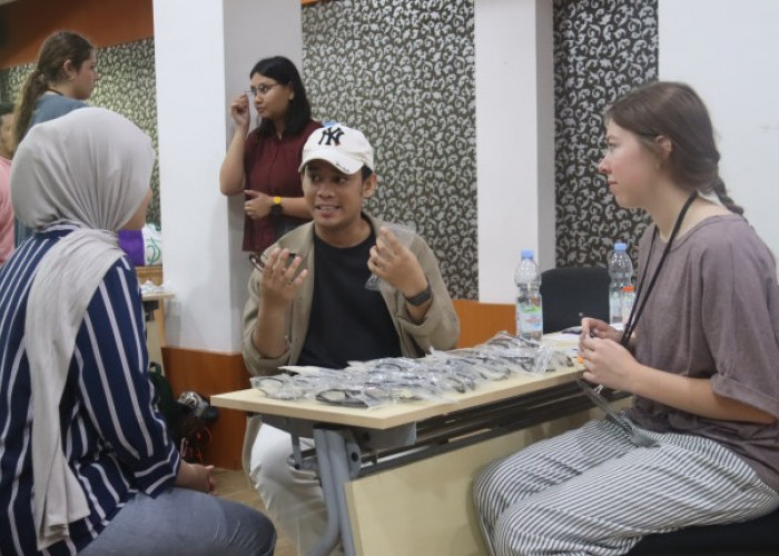 Peduli Kesehatan Mata Mahasiswa, LPMI dan PUK UB Bagikan 220 Kacamata Gratis