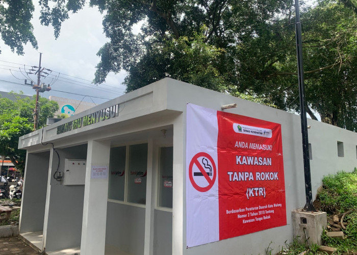DLH Kota Malang Pasang Banner Larangan Merokok di Alun-Alun Merdeka usai Kasus Satpol PP Viral
