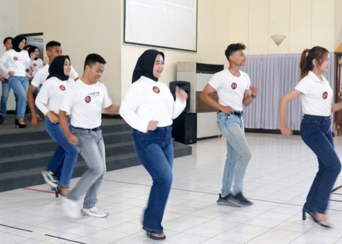 Jelang Tampil Babak Final. Finalis Duta Kampus 2024 ITN Latihan Dance dan Catwalk