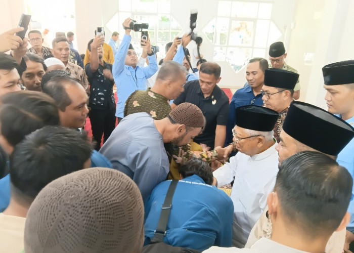 Usai Salat Jumat di Sela Kegiatan di Batu, Ma'ruf Amin Berjabat Tangan dengan Jemaah