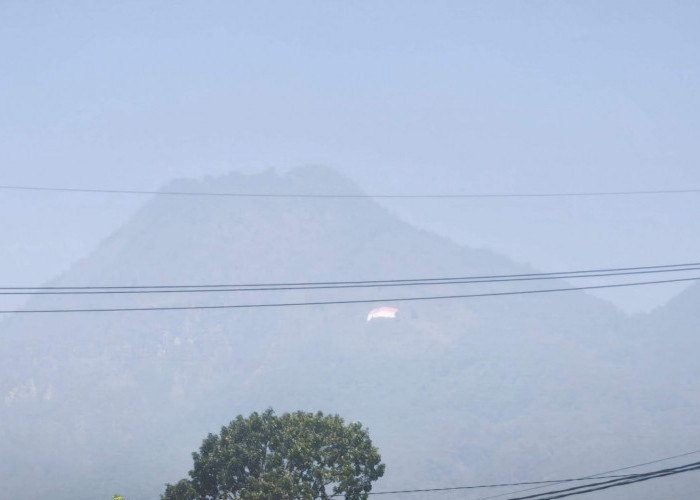Bendera Merah Putih Raksasa 1.000 Meter Persegi Membentang di Lereng Panderman, Tradisi 14 Tahun