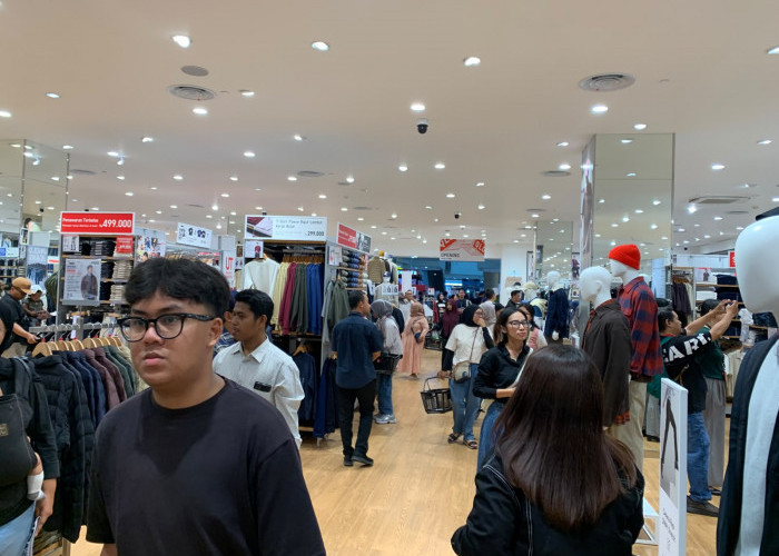 UNIQLO Resmi Buka Toko Pertama di Malang, Pengunjung Antre dan Berburu Promo