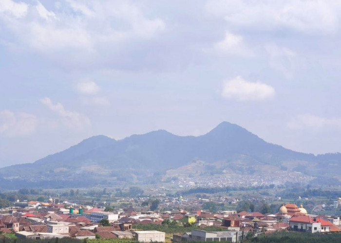 Prakiraan Cuaca Malang Raya: Dari Suhu Dingin 'Bediding' Hingga Gelombang Selatan
