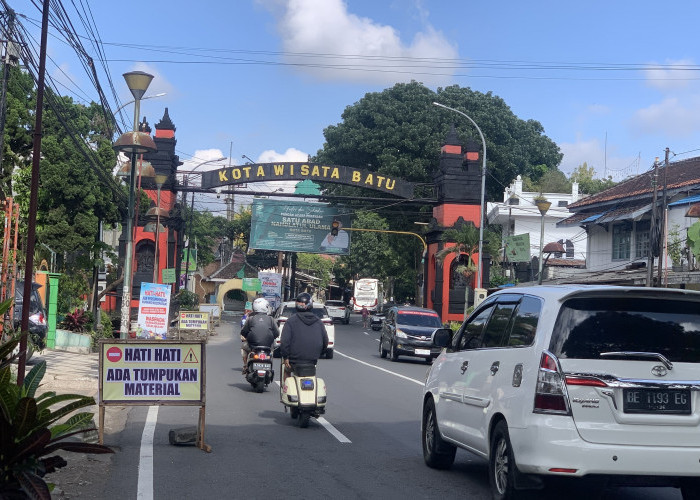 Tumpukan Materlal di Bahu Jalan Raya Dadaprejo Kota Batu, Kurangi Kecepatan! 