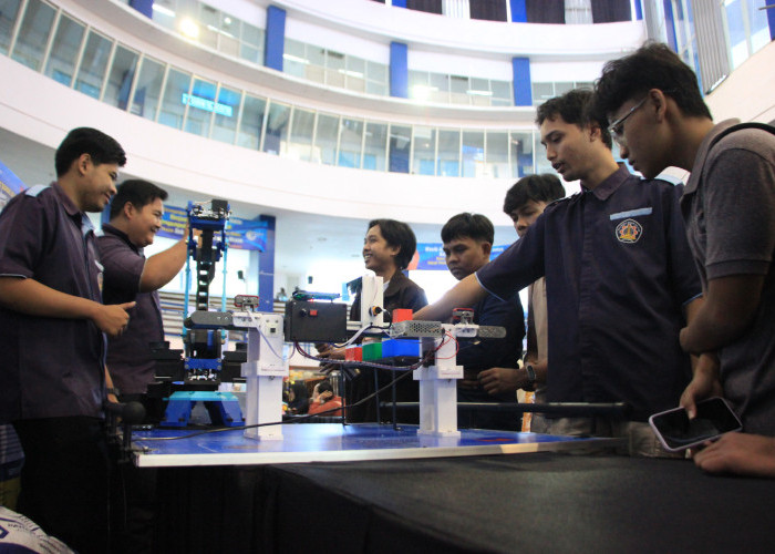 Mahasiswa Teknik Mesin Polinema Pamerkan Trainer Lengan Robot dan Konveyer Pemilah Warna 