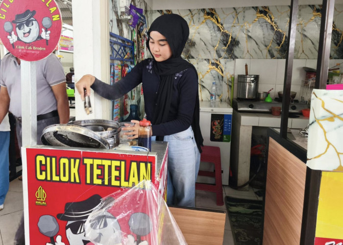 Tak Malu Berdagang, Mahasiswi Cantik Setia Temani Ibu Jualan Cilok di Pasar Among Tani 