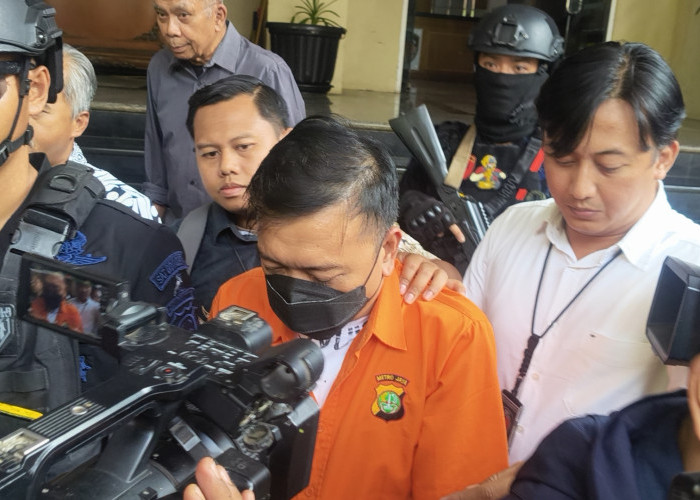 Don Ritto Resmi Diserahkan ke Kejagung, Tampil Berbaju Oranye dan Diborgol