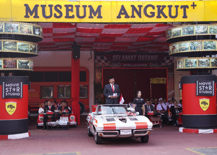 HUT ke-81 RI di Museum Angkut, Inspektur Upacara Naik Chevrolet Corvette Stingray 1963