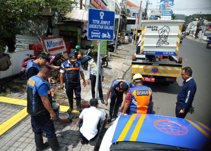 Dishub Pasang Rambu Titik Jemput Ojol di sekitar Pasar Among Tani