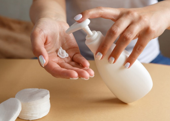 9 Body Serum Lokal yang Bikin Kulit Glowing Auto Licin, No Mahal-mahal Club!