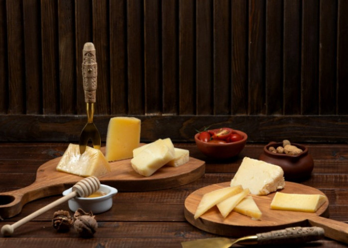 Perbedaan Mozzarella, Cheddar, dan Parmesan: Tiga Keju Populer yang Wajib Diketahui