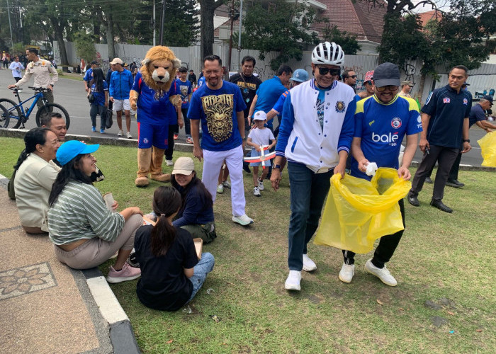 Aremania Utas Bersih-Bersih CFD untuk Peringati HUT ke-38 Arema